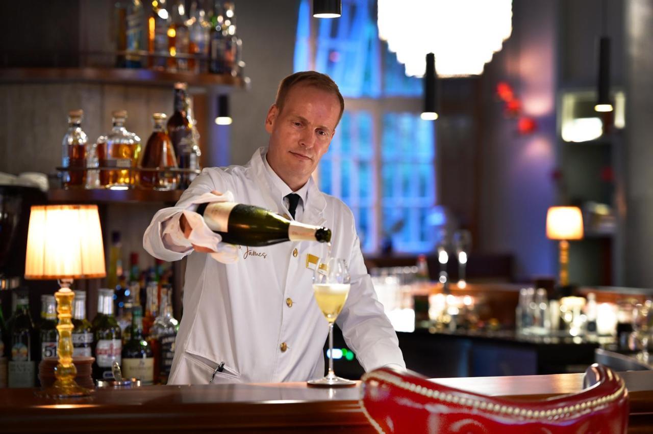 Das James Flensburgo Esterno foto A bartender at work