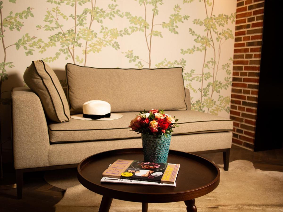 Das James Flensburgo Esterno foto A sofa